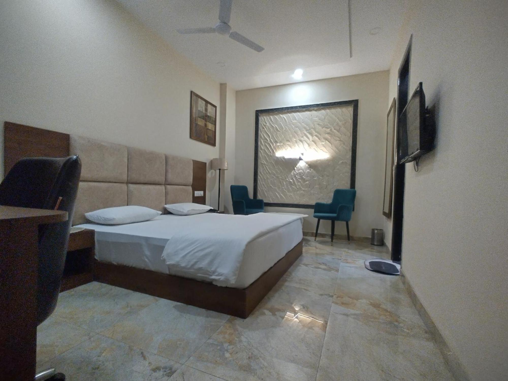 The Imperial Hotel And Convention Centre Kanpur Exterior photo