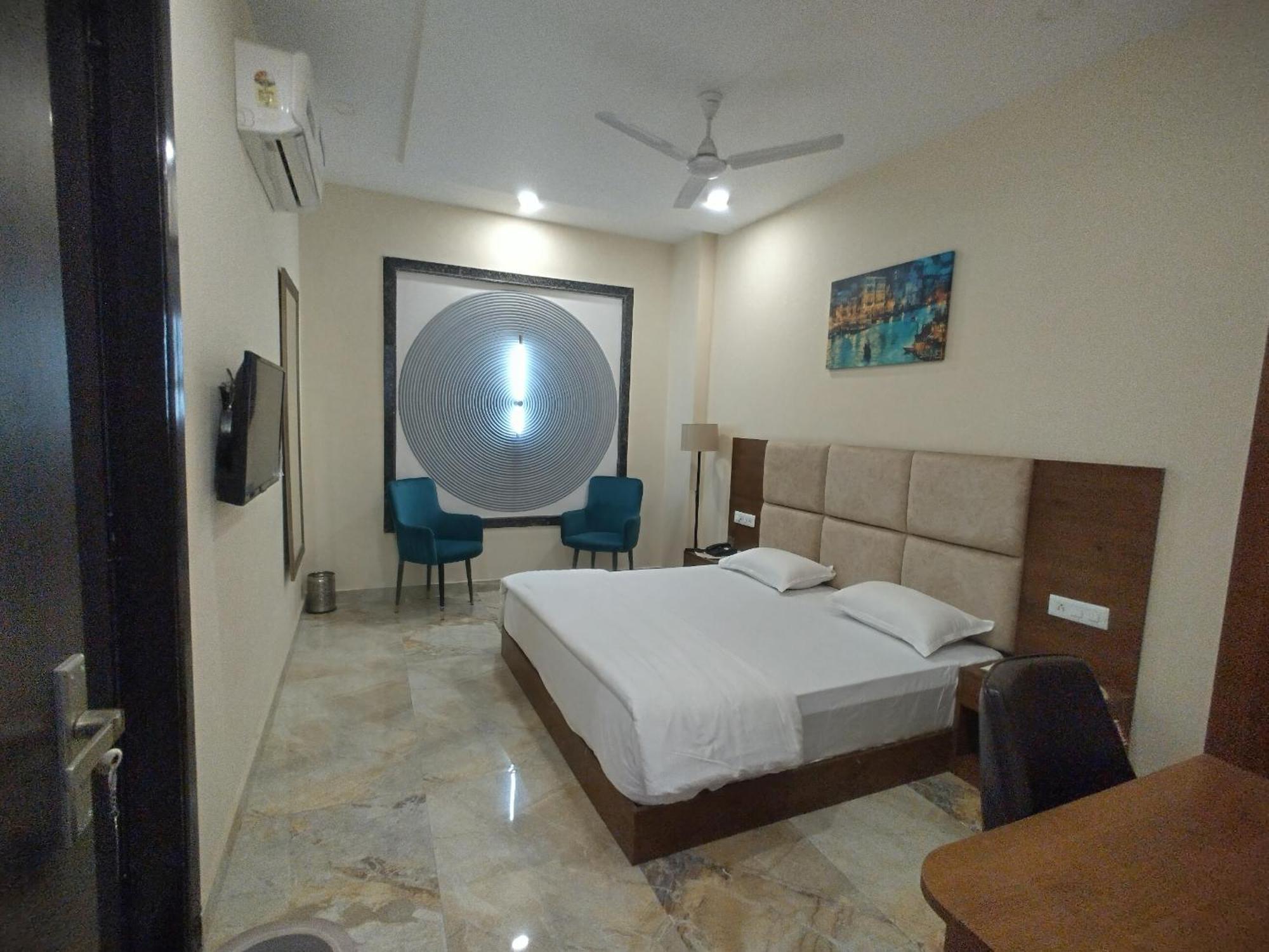 The Imperial Hotel And Convention Centre Kanpur Exterior photo
